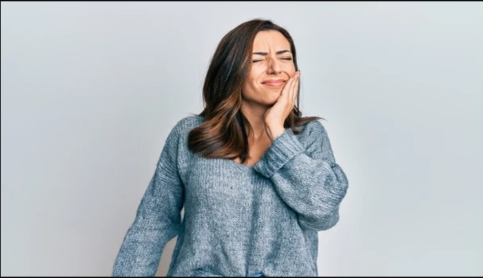 Roof of Mouth White and Hurts: Causes, Symptoms, and Treatment Explained